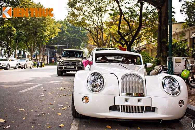 Morgan Aero SuperSports được thiết kế đậm chất cổ điển và gây ấn tượng với những đường cong từ đầu xe kéo dài sang bên hông và kết thúc ở đuôi xe được bo tròn mềm mại, mang đến ngoại hình bắt mắt.