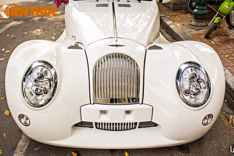  Thiết kế đầu xe kéo dài trong khi phần đuôi được ép lại ngắn gọn tạo kiểu dáng giống như "người mẫu" eo thon đến từ xứ sở sương mù. Xe sở hữu lưới tản nhiệt giống như nhiều mẫu xe cổ với bề ngang hẹp, kéo dài từ trên xuống. 