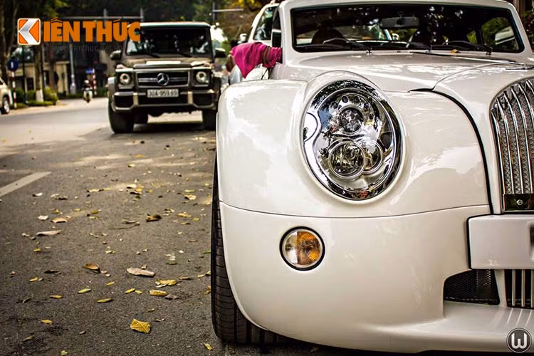 Cụm đèn của xe với hai đèn pha cỡ lớn lồi hẳn ra bao bọc lấy lưới tản nhiệt, đi kèm với đó là hai đén báo thiết kế tròn đặt thấp hơn. Gầm xe thấp thiết kế liền mạch theo đúng kiểu dáng của một chiếc xe cổ kiểu Anh.