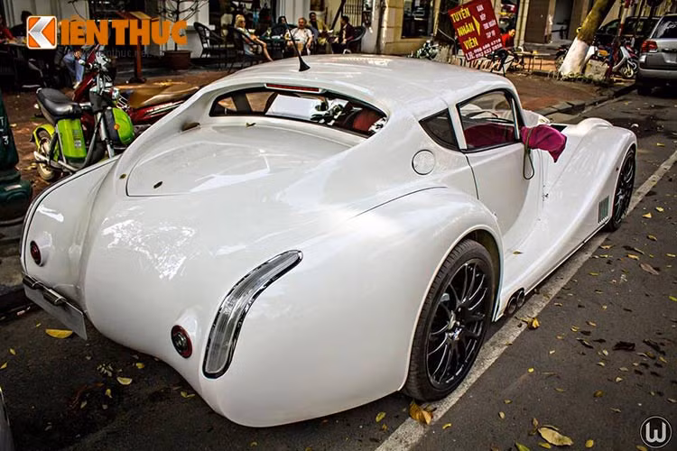 Thân xe lạ lẫm với hệ thống ống xả đặt ngay gần cửa xe bên phải. Cửa xe ngắn cùng phần đuôi tròn múp míp kết hợp với những đường cong mềm mại và hai dải đèn hậu mỏng manh đặt dọc khiến nó khác lạ hoàn toàn với những mẫu xe hiện nay.