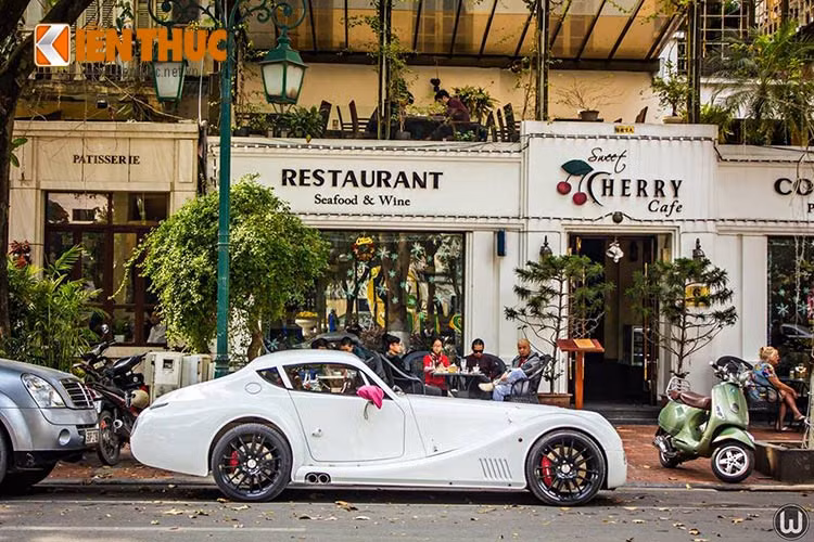 Chiếc Morgan tại Hà Nội được trang bị động cơ V8 4,.8L đi kèm hộp số sàn 6 cấp do hãng xe Đức BMW sản xuất. Động cơ này có khả năng sản sinh công suất tối đa 367 mã lực, mô-men xoắn cực đại 490 Nm.