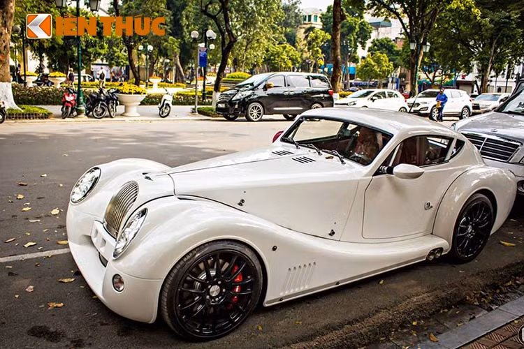 Morgan Aero Supersport sở hữu kích thước cơ bản là chiều dài tổng thể 4.249 mm, chiều rộng 1.750 mm, chiều cao 1.348mm và chiều dài cơ sở 2.550 mm. Chỉ tính riêng chiều dài phần đầu xe đã gần 2.000 mm.