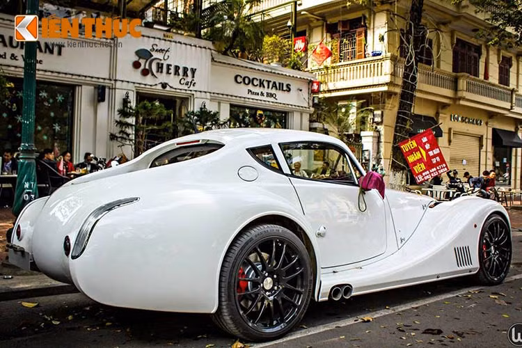 Xe có tùy chọn mui mềm tiêu chuẩn và tùy chọn mui cứng, mặc dù là một mẫu xe thân gỗ nhưng Morgan Aero SuperSports lại sở hữu hệ thống khung gầm rắn chắc hơn 30 – 40% so với phiên bản trước đây.