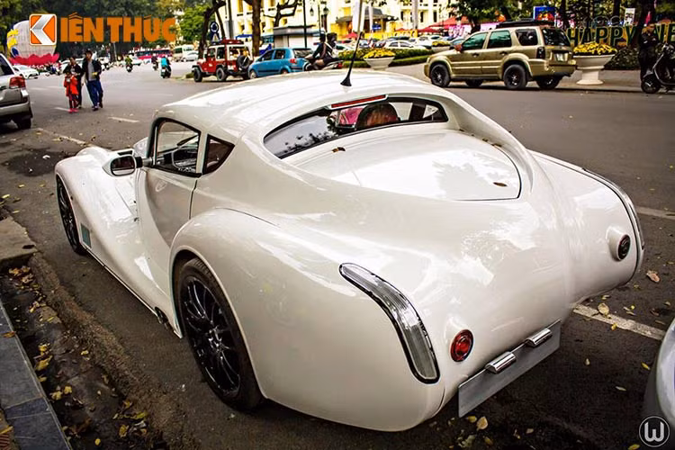 Morgan Aero 8 SuperSport sở hữu bình xăng dung tích 55 lít. Không gian nội thất bên trong với ghế ngồi bọc da cao cấp màu đỏ đậm. Các chi tiết bên trong xe được thiết kế đậm chất cổ điển sang trọng.