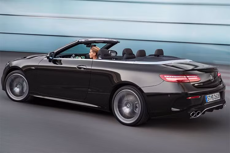 Giới hạn tốc độ điện tử trên ba phiên bản sedan, coupe và cabriolet của Mercedes-AMG E53 là 209 km/h. Mẫu xe này có thêm tùy chọn mâm hợp kim 20 inch trọng lượng nhẹ hơn và đĩa phanh 14,2 inch. 