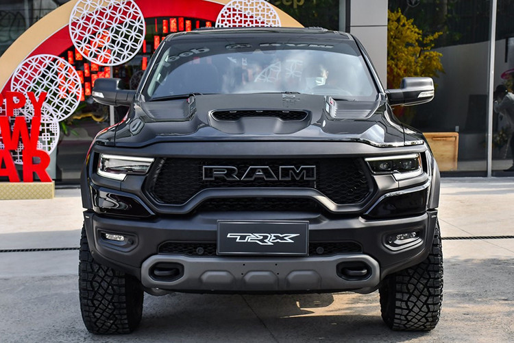 Tiện nghi trên Ram 1500 TRX không khiến người người dùng phải thất vọng khi được trang bị hàng loạt tính năng công nghệ "đáng tiền" và tân tiến như màn hình giải trí cảm ứng 12 inch đặt dọc hiện đại, gương chiếu hậu kỹ thuật số, hệ thống âm thanh Harman Kardon 19 loa công suất 900 watt, sạc không dây, màn hình hiển thị kính lái HUD, cửa sổ toàn cảnh, cửa gió hàng ghế sau,...