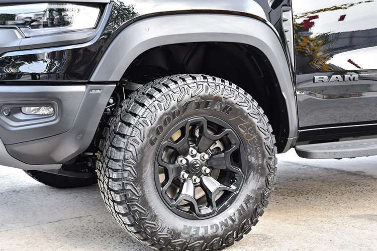 Lý do họ chọn mua ngoài ngoại thất hầm hố, xe có nhiều trang bị xịn, còn đến từ cổ máy được mệnh danh là nhanh nhất thế giới là trái tim Hemi xăng V8, siêu nạp, dung tích 6.2 lít với công suất tối đa 702 mã lực.