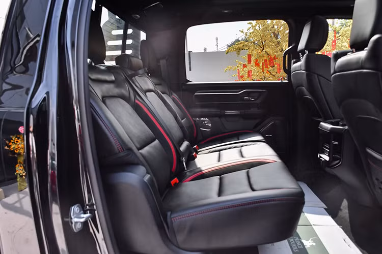 Phía sau vô lăng là lẫy chuyển số thể thao và bảng đồng hồ kỹ thuật số hiển thị thông tin lái. Toàn bộ ghế ngồi trên Ram 1500 TRX đều được bọc da cao cấp phối 2 tông màu Đen - Đỏ tương phản cá tính, có tính năng sưởi và chỉnh điện. Ngoài ra, khách hàng có thể chọn ghế ngồi bọc da Natura Plus phối da lộn.