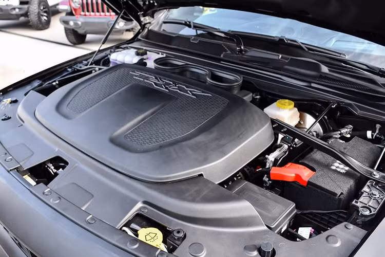 Ram 1500 TRX có cấu hình 5 chỗ ngồi, ghế lái chỉnh điện 8 hướng và nhớ vị trí, hàng ghế sau đủ cho 3 người lớn ngồi, có khả năng chỉnh độ nghiêng tựa lưng gập 60:40, khoảng để chân rộng rãi cũng như khoảng trần thoáng.