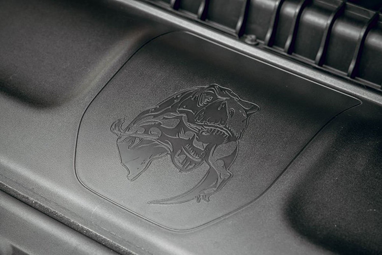 Nội công đầy ấn tượng này sẽ đi kèm hộp số tự động 8 cấp cùng hệ dẫn động 4 bánh, nhờ đó đã giúp mẫu xe siêu bán tải Ram 1500 TRX chỉ mất thời gian tăng tốc từ vị trí xuất phát lên 100 km/h trong thời gian 4,5 giây trước khi đạt tốc độ tối đa 190 km/h.