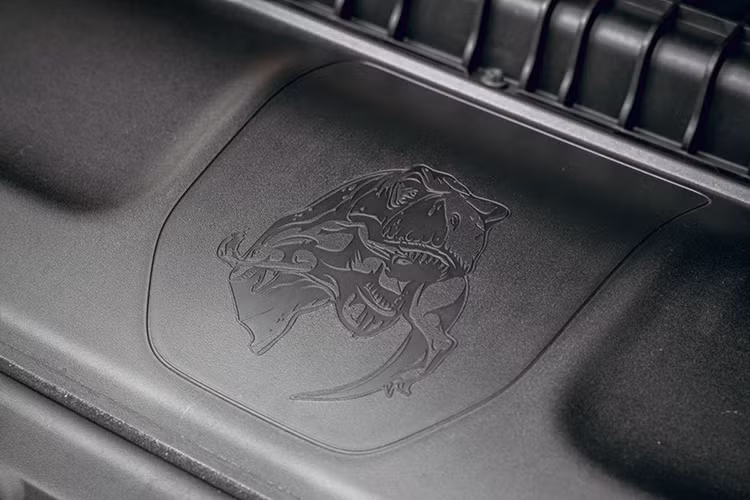 Nội công đầy ấn tượng này sẽ đi kèm hộp số tự động 8 cấp cùng hệ dẫn động 4 bánh, nhờ đó đã giúp mẫu xe siêu bán tải Ram 1500 TRX chỉ mất thời gian tăng tốc từ vị trí xuất phát lên 100 km/h trong thời gian 4,5 giây trước khi đạt tốc độ tối đa 190 km/h.