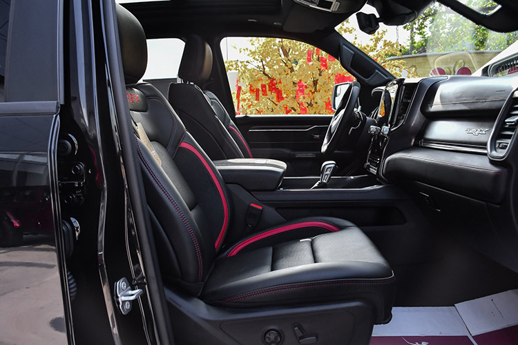 Có mức giá tương ứng với dòng xe hạng sang như Ranger Rover nên Ram 1500 TRX ngoài ngoại hình cơ bắp còn sở hữu không gian nội thất sang trọng và đẳng cấp. Vô lăng 4 chấu vát đáy được khâu chỉ đỏ tương phản, tích hợp các nút bấm tiện dụng.