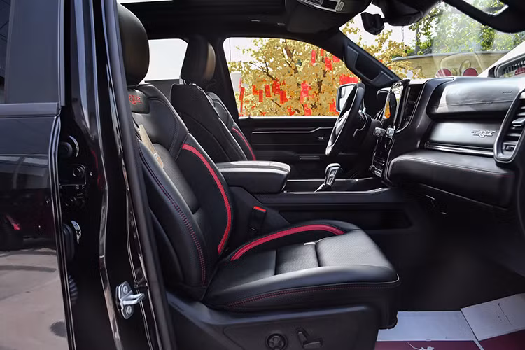 Có mức giá tương ứng với dòng xe hạng sang như Ranger Rover nên Ram 1500 TRX ngoài ngoại hình cơ bắp còn sở hữu không gian nội thất sang trọng và đẳng cấp. Vô lăng 4 chấu vát đáy được khâu chỉ đỏ tương phản, tích hợp các nút bấm tiện dụng.
