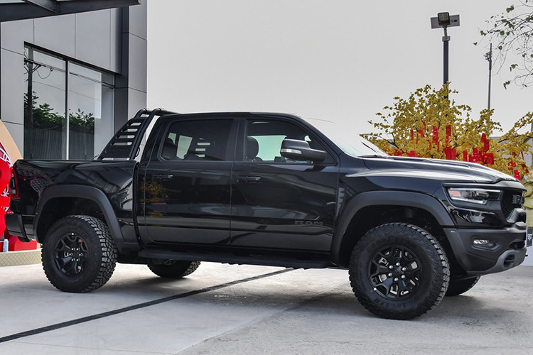 Mới đây nhất, hình ảnh 1 chiếc siêu bán tải hạng nặng Ram 1500 TRX 2023 xuất hiện trong garage xe của một tay chơi có tiếng ở Tiền Giang đã thu hút sự quan tâm của cộng đồng mạng.