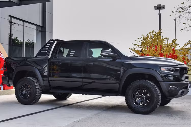 Mới đây nhất, hình ảnh 1 chiếc siêu bán tải hạng nặng Ram 1500 TRX 2023 xuất hiện trong garage xe của một tay chơi có tiếng ở Tiền Giang đã thu hút sự quan tâm của cộng đồng mạng.