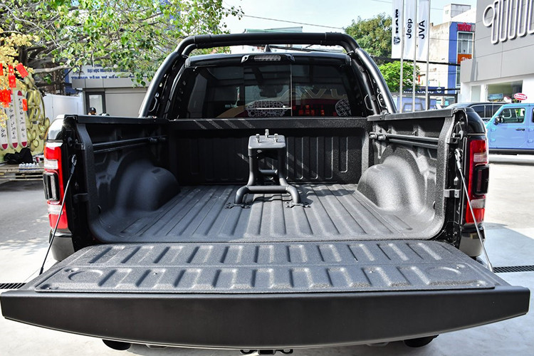 Ước tính của chúng tôi, giá xe Ram 1500 TRX 2023 sau khi lăn bánh lên đến gần 9 tỷ đồng, với tầm tiền này, có lẽ nhiều người sẽ lựa chọn Lexus LX600, Mercedes-AMG G63 hay là các dòng xe siêu sang để trải nghiệm cảm giác chủ tịch, doanh nhân mà nhiều người ao ước, thay vì mẫu xe bán tải như Ram 1500 TRX 2023.