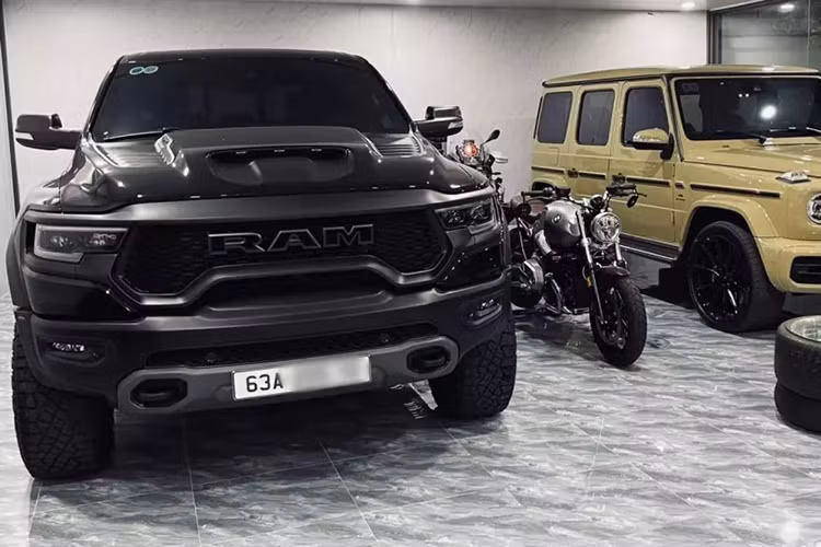 Nhưng đã vài năm trôi qua, và việc siêu bán tải Ram 1500 TRX gần như cháy hàng tại Việt Nam đã gây bất ngờ, nhất là 1 số đại gia ở các tỉnh thành Tây Bắc hay miền Tây, cũng chịu chơi khi chi gần 10 tỷ tậu xe.