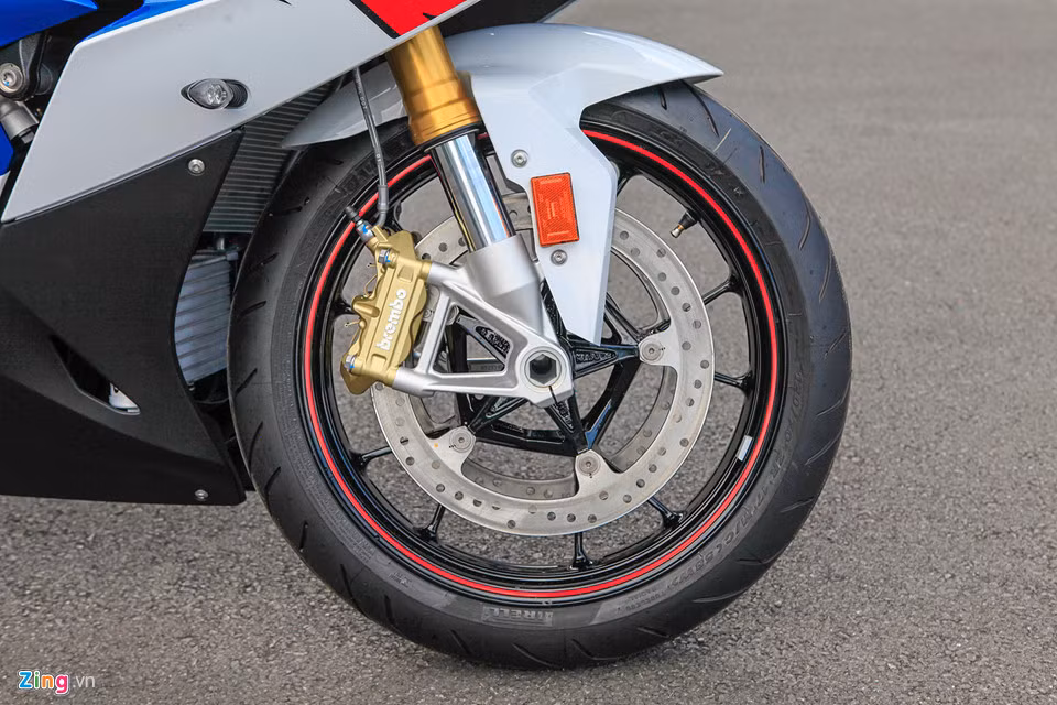 Một số tính năng hiện đại được trang bị cho xe gồm: hệ thống chống trượt - Dynamic Traction Control (DTC), hệ thống hỗ trợ lên/xuống số nhanh - Gear shift Assistant Pro, Riding Modes Pro và Hệ thống treo điện tử - Dynamic Damping Control (DDC)…