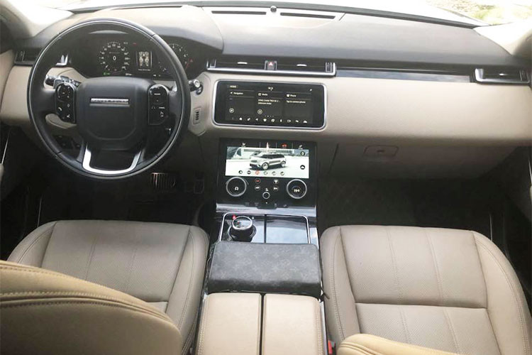 Bên trong nội thất của chiếc xe SUV địa hình hạng sang này sở hữu cấu trúc tương tự các dòng xe Range Rover khác, với điểm nhấn là 2 màn hình cảm ứng 10 inch nằm liền nhau theo chiều dọc, bên trên hiển thị thông tin giải trí, còn bên dưới tích hợp thêm 3 nút bấm cơ học để chỉnh điều hòa.