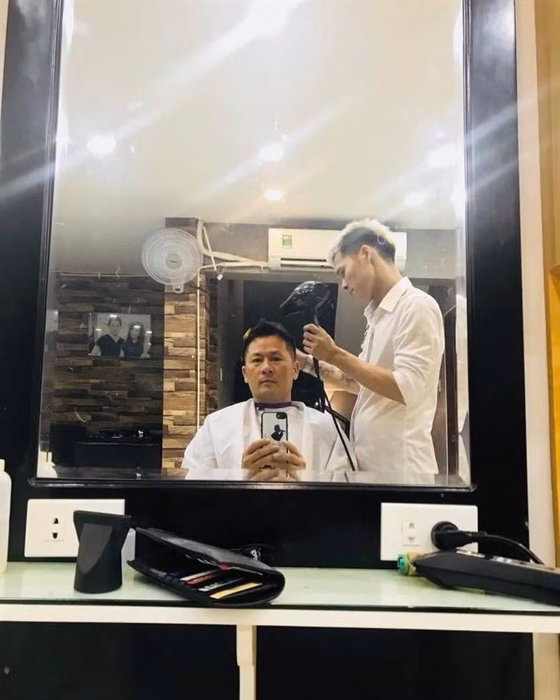 Tang Thanh Ha cung ong xa di an uong hen ho voi hoi ban than-Hinh-2