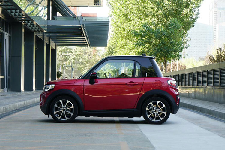 Cự li di chuyển của Arcfox Lite là 170 km, và có thể đạt tốc độ tối đa 110 km/h. Sạc pin bằng một bộ sạc nhanh chỉ cần 30 phút là được 80%, còn sạc trên ổ điện 220V tiêu chuẩn thì cần tới 6,5 tiếng để sạc đầy.