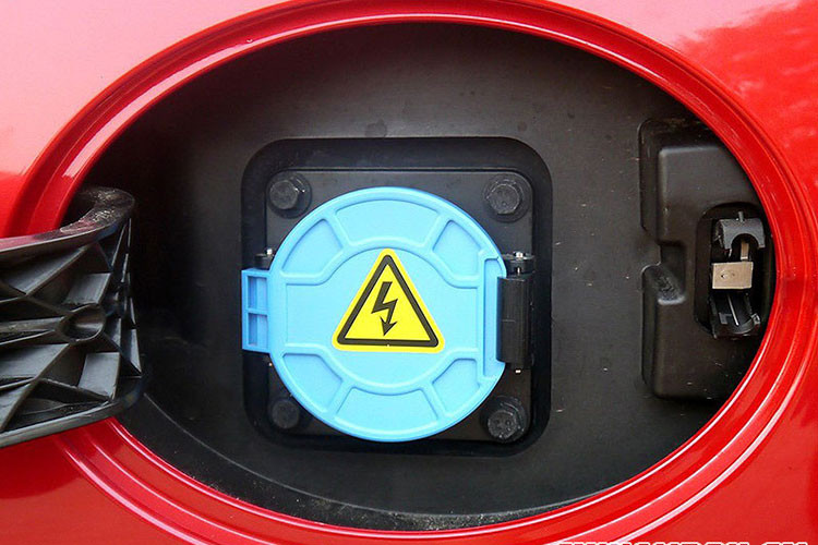 BJEV có chế tạo nhiều mẫu xe điện giá rẻ, được bày bán thông qua một mạng lưới đại lý BJEV. Nhưng bạn sẽ chẳng thể tìm thấy một mẫu Lite nào ở đó, bởi chúng đang được bán bởi một mạng lưới đại lý khác. Và thực tế là không có nhiều đại lý Arcfox, ngay đến một thành phố lớn như Bắc Kinh cũng chỉ có duy nhất một cửa hàng.