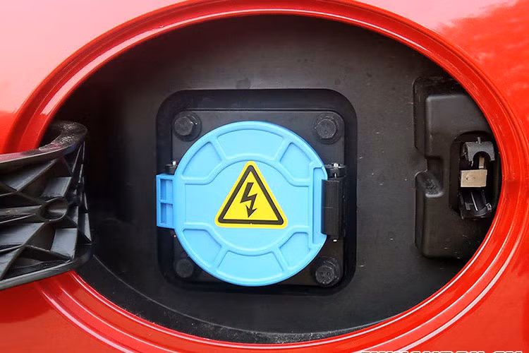 BJEV có chế tạo nhiều mẫu xe điện giá rẻ, được bày bán thông qua một mạng lưới đại lý BJEV. Nhưng bạn sẽ chẳng thể tìm thấy một mẫu Lite nào ở đó, bởi chúng đang được bán bởi một mạng lưới đại lý khác. Và thực tế là không có nhiều đại lý Arcfox, ngay đến một thành phố lớn như Bắc Kinh cũng chỉ có duy nhất một cửa hàng.