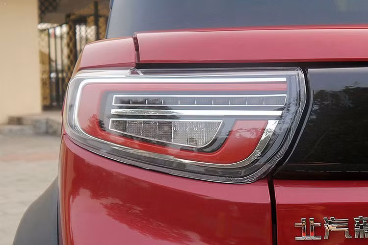 Đó là lí do tại sao đa phần truyền thông và người tiêu dùng vẫn cứ gọi chiếc xe ôtô điện cỡ nhỏ này là “Arcfox Lite” chứ không phải là “Lite by Arcfox”. Nhãn hiệu Arcfox vốn được sở hữu bởi BJEV, một đơn vị làm xe điện thuộc ông lớn Beijing Auto Industy Corporation (BAIC).