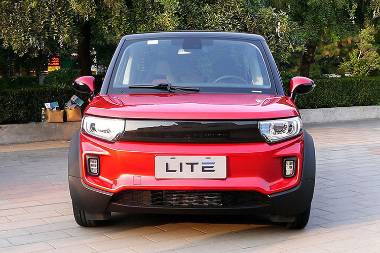 Trọng lượng của mẫu xe ôtô điện cỡ nhỏ này cũng chỉ 895 kg. Công nghệ để tạo nên trọng lượng nhẹ thế này được gọi là “Air Tech”. Nhà sản xuất nói rằng khung gầm được chế tạo bằng hợp kim nhôm, thân vỏ từ hợp chất gia cố sợi cácbon, và các tấm ốp thân bằng nhựa plastic.