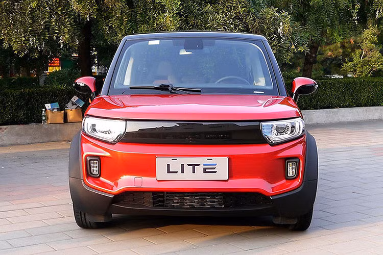 Trọng lượng của mẫu xe ôtô điện cỡ nhỏ này cũng chỉ 895 kg. Công nghệ để tạo nên trọng lượng nhẹ thế này được gọi là “Air Tech”. Nhà sản xuất nói rằng khung gầm được chế tạo bằng hợp kim nhôm, thân vỏ từ hợp chất gia cố sợi cácbon, và các tấm ốp thân bằng nhựa plastic.