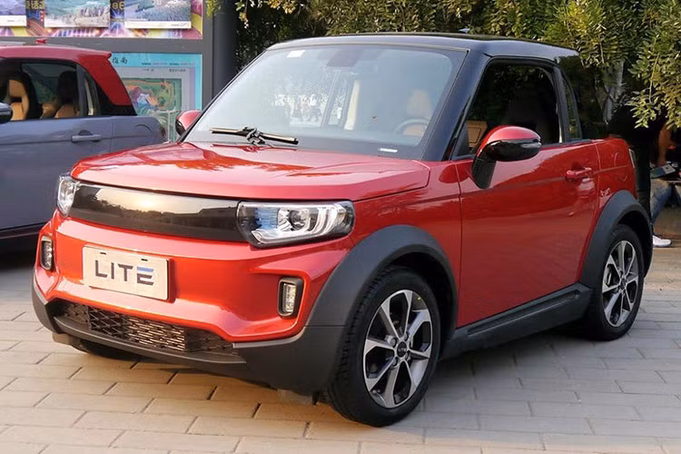 Xe ôtô điện giá rẻ đi trong thành phố là một phân khúc hết sức đặc thù ở thị trường Trung Quốc, tuy nhiên phân khúc này cũng có tồn tại những “của hiếm” mà người ta ít thấy trên đường phố, như mẫu xe ôtô điện Arcfox Lite 2 chỗ được ra mắt thị trường Trung Quốc năm 2017.