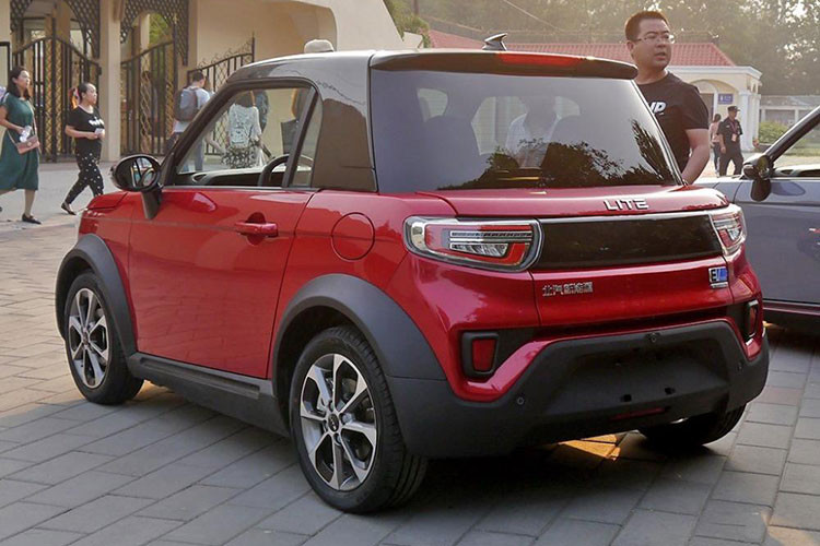 Chưa hết, bản thân cái tên “Arcfox” sau này cũng bị dần biết mất, và “Lite” lại trở thành tên nhãn hiệu. Khi chiếc xe điện bé nhỏ này chính thức được tung ra thị trường, nó được gọi là “Lite by Arcfox”. Nhãn hiệu Lite giờ đây có một trang web riêng biệt, nhưng chính công ty mẹ là BJEV còn bị nhầm lẫn, bởi đôi khi họ vẫn gọi nó là Arcfox Lite.