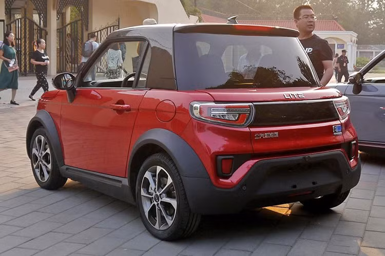 Chưa hết, bản thân cái tên “Arcfox” sau này cũng bị dần biết mất, và “Lite” lại trở thành tên nhãn hiệu. Khi chiếc xe điện bé nhỏ này chính thức được tung ra thị trường, nó được gọi là “Lite by Arcfox”. Nhãn hiệu Lite giờ đây có một trang web riêng biệt, nhưng chính công ty mẹ là BJEV còn bị nhầm lẫn, bởi đôi khi họ vẫn gọi nó là Arcfox Lite.