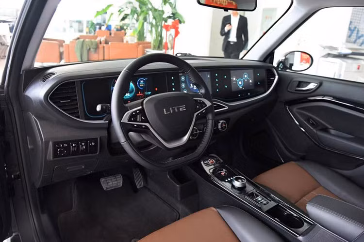 Nội thất của chiếc xe ôtô điện Arcfox Lite naỳ mang đậm chất công nghệ với 3 màn hình 8-inch trên mặt táp lô. Một đặt đằng trước tài xế, một ở giữa và một ở đằng trước ghế lái phụ, với chỗ cắm tai nghe riêng.