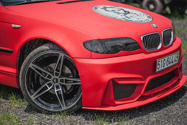 Phần đầu xe cụm lưới tản nhiệt hình "quả thận" cùng đèn pha vẫn được giữ nguyên nhưng được làm mới sao cho phù hợp với bodykit. Phần dưới hai hốc hút gió thể thao thiết kế lớn với lớp màng dạng tổ ong càng làm tăng thêm vẻ dữ dằn của xe. Cản trước thiết kế nhìn hầm hố và thể thao hơn.