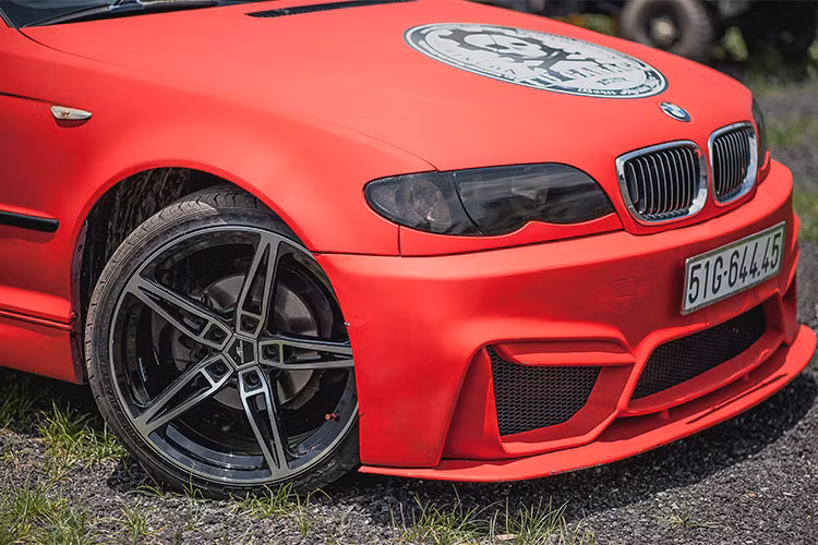 Phần đầu xe cụm lưới tản nhiệt hình "quả thận" cùng đèn pha vẫn được giữ nguyên nhưng được làm mới sao cho phù hợp với bodykit. Phần dưới hai hốc hút gió thể thao thiết kế lớn với lớp màng dạng tổ ong càng làm tăng thêm vẻ dữ dằn của xe. Cản trước thiết kế nhìn hầm hố và thể thao hơn.