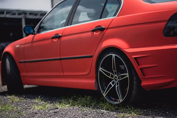 Bộ vành xe được thay mới từ 16 inch nguyên bản lên mâm hợp kim 5 chấu cách điệu cỡ 19 inch của hãng Vossen cực đẹp và hiện đại, nhìn như những chiếc BMW M5 hàng xịn. Ngoài ra, thợ độ xe còn trang bị cho "bộ vó" mới bằng dàn lốp thương hiệu Dunlop cỡ 235/35/19.