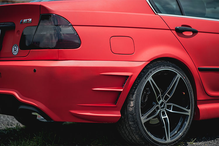 Thân xe nhờ bộ bodykit tự chế cũng mang vẻ ngoài khác biệt hơn nhiều so với nguyên bản kiểu cũ trước đây. Các mang cá thiết kế dạng khí động học cũng xuất hiện ở phía sườn trước và sau của chiếc BMW 318i độ này.