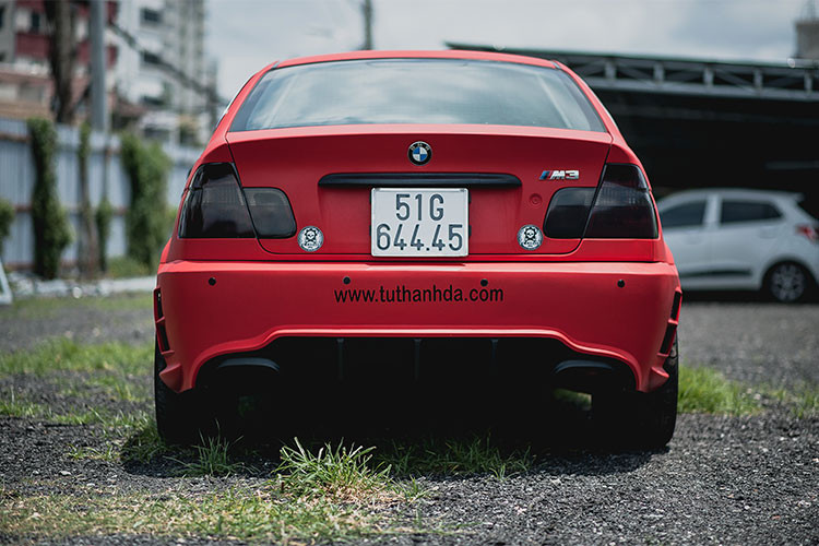 Phần đuôi sau xe cũng có nhiều thay đổi như các đèn hậu được thay bằng bóng mới cùng viếc dán thêm lớp màng mờ giả đầy bí ẩn. Cản sau của xe được thiết kế lại mang đậm chất thể thao hơn. Đáng chú ý là hệ thống ống xả đã được độ lên "hàng thửa" của thương hiệu Akrapovic đình đám.