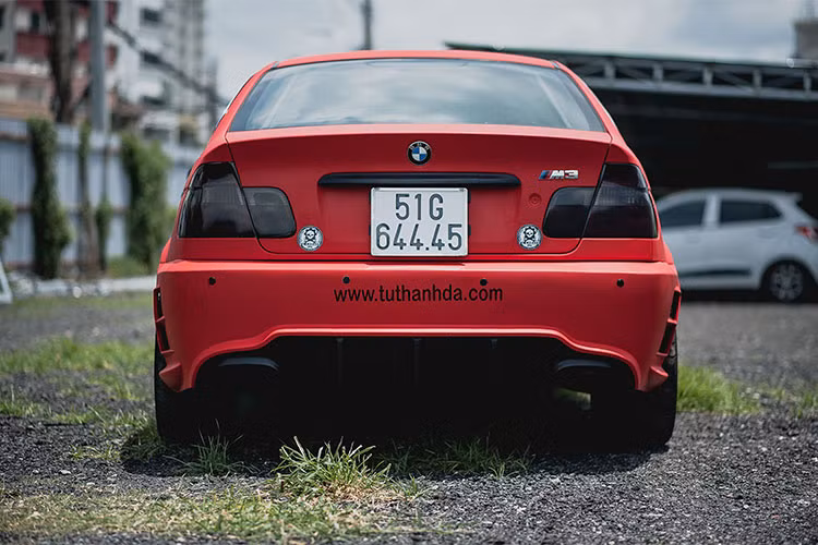 Phần đuôi sau xe cũng có nhiều thay đổi như các đèn hậu được thay bằng bóng mới cùng viếc dán thêm lớp màng mờ giả đầy bí ẩn. Cản sau của xe được thiết kế lại mang đậm chất thể thao hơn. Đáng chú ý là hệ thống ống xả đã được độ lên "hàng thửa" của thương hiệu Akrapovic đình đám.