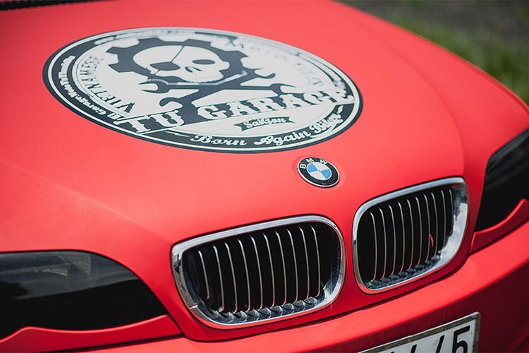 Về ngoại hình, chiếc xe BMW 318i cũ này được garage môtô Tự Thanh Đa độ chế lại một bộ bodykit mới theo sở thích riêng của mình với phong cách cá tính hơn, mang dáng dấp của xe thể thao BMW M5 đình đám.