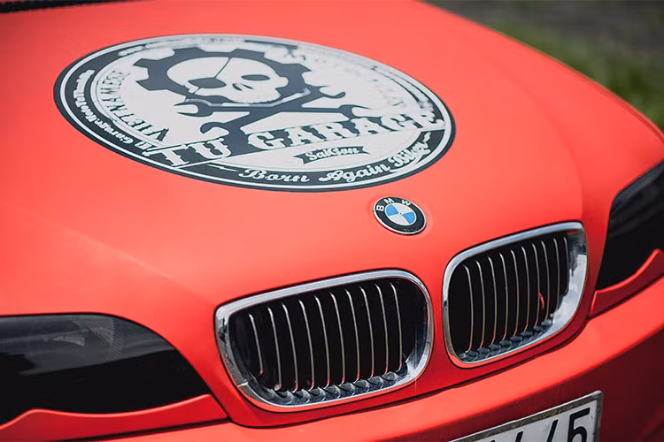 Về ngoại hình, chiếc xe BMW 318i cũ này được garage môtô Tự Thanh Đa độ chế lại một bộ bodykit mới theo sở thích riêng của mình với phong cách cá tính hơn, mang dáng dấp của xe thể thao BMW M5 đình đám.