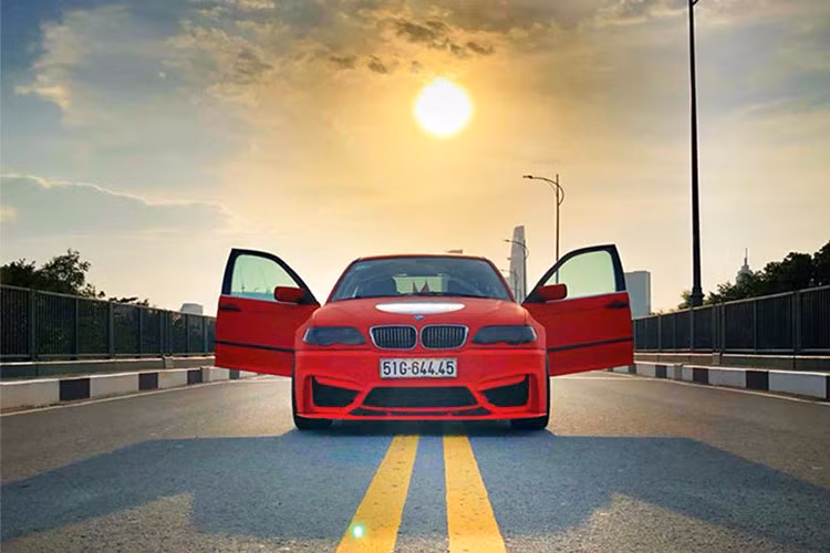 Với bản độ BMW 318i lên M5 này, tay thợ độ môtô Tự Thanh Đa đã không chỉ tạo ra những sản phẩm về môtô phân khối lớn, mà còn lấn sang những mẫu xe hơi đầy chất lạ và cái tính. Phiên bản trước là chiếc Honda Accord đời 2011 cũng với bodykit tự chế, đậm chất thể thao là một ví dụ.