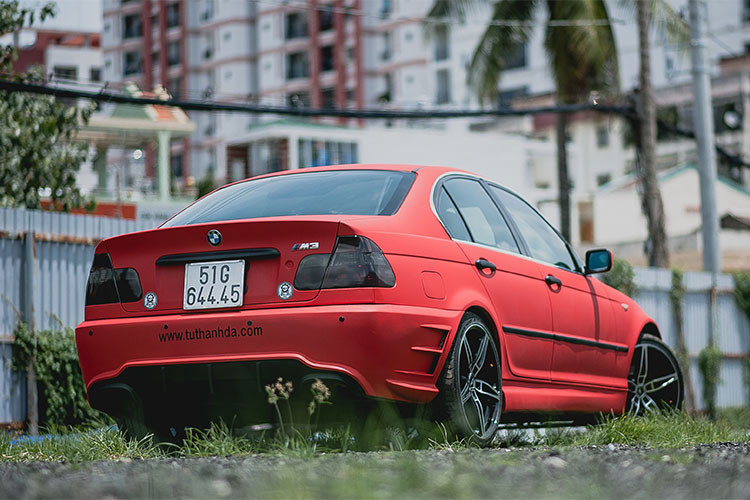 Được biết những chiếc xe BMW 318i E46 thuộc thế hệ thứ 4 (1998 – 2006) của dòng BMW 3 series. Chiếc xe BMW 318 hàng nát trong bài viết này được sản xuất vào năm 2005. Sau khoảng 13 năm lăn bánh và từng qua tay nhiều đời chủ, mới đây nó được một tay thợ độ xe máy tại Sài Gòn - garage môtô Tự Thanh Đa làm mới lại.