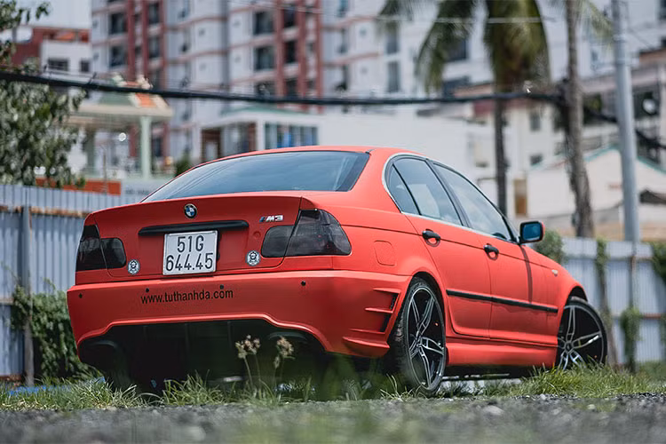 Được biết những chiếc xe BMW 318i E46 thuộc thế hệ thứ 4 (1998 – 2006) của dòng BMW 3 series. Chiếc xe BMW 318 hàng nát trong bài viết này được sản xuất vào năm 2005. Sau khoảng 13 năm lăn bánh và từng qua tay nhiều đời chủ, mới đây nó được một tay thợ độ xe máy tại Sài Gòn - garage môtô Tự Thanh Đa làm mới lại.