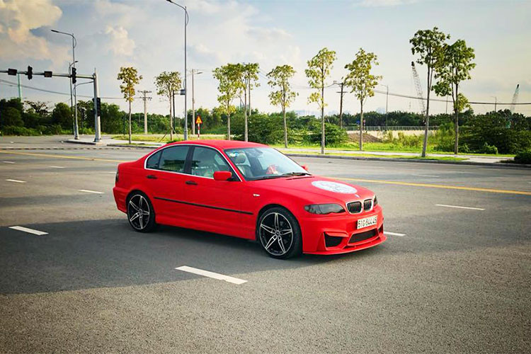 Về động cơ chiếc xe sang BMW 318i đời cũ trong bài viết này sử dụng động cơ 4 xy-lanh. Dòng xe này được lắp ráp trong nước phổ biến với các model từ 2001 – 2005 do BMW liên doanh với Ôtô Hòa Bình (VMC). Chất lượng phiên bản đời này rất tốt và khi chủ xe chỉ cần nâng cấp về body kit là chiếc xe gần như đẹp mới và khác biệt nhiều.