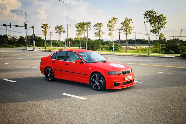 Về động cơ chiếc xe sang BMW 318i đời cũ trong bài viết này sử dụng động cơ 4 xy-lanh. Dòng xe này được lắp ráp trong nước phổ biến với các model từ 2001 – 2005 do BMW liên doanh với Ôtô Hòa Bình (VMC). Chất lượng phiên bản đời này rất tốt và khi chủ xe chỉ cần nâng cấp về body kit là chiếc xe gần như đẹp mới và khác biệt nhiều.