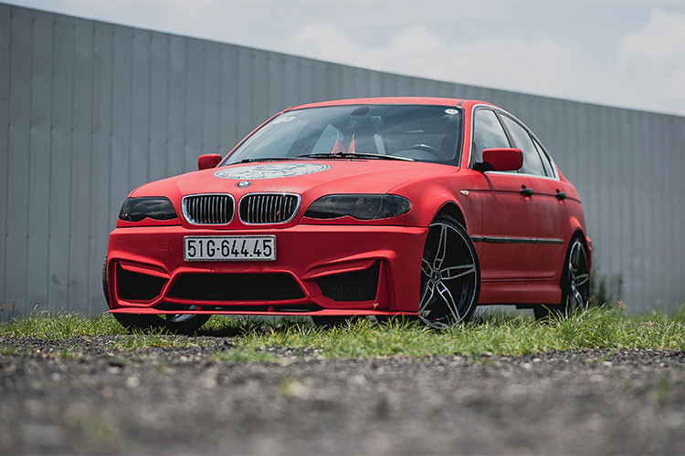 Tại thị trường Việt Nam cũng như thế giới, dòng xe ôtô BMW 318i cũ mã E46 rất nổi tiếng và được nhiều người ưa chuộng bởi nồi đồng cối đá, độ bền và máy khoẻ... cho đến nay, trên đường phố vẫn có khá nhiều những chiếc BMW dòng 3 series này bon bon lăn bánh trên những cung đường.