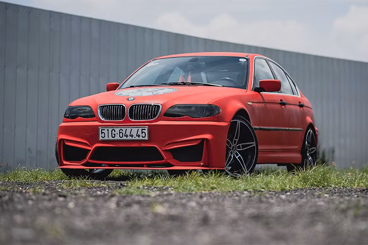 Tại thị trường Việt Nam cũng như thế giới, dòng xe ôtô BMW 318i cũ mã E46 rất nổi tiếng và được nhiều người ưa chuộng bởi nồi đồng cối đá, độ bền và máy khoẻ... cho đến nay, trên đường phố vẫn có khá nhiều những chiếc BMW dòng 3 series này bon bon lăn bánh trên những cung đường.