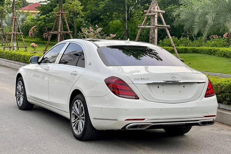 Mặc dù đã có tuổi đời tới 3 năm, tuy nhiên ngoại hình chiếc xe sang Mercedes-Benz S450 cũ đời 2018 này vẫn được chủ nhân giữ gìn khá mới. Xe sở hữu kích thước lần lượt là : D x R x C : 5246mm x 1899mm x 1494mm tạo nên một không gian rộng rãi thoải mái hơn cho người ngồi trên xe.